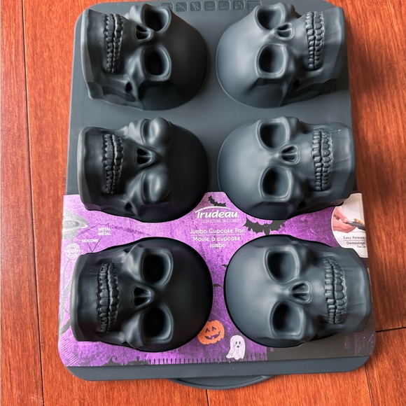 Halloween theme Trudeau silicone Black Skull Jumbo Cupcake Pan mold easy release - Picture 3 of 10
